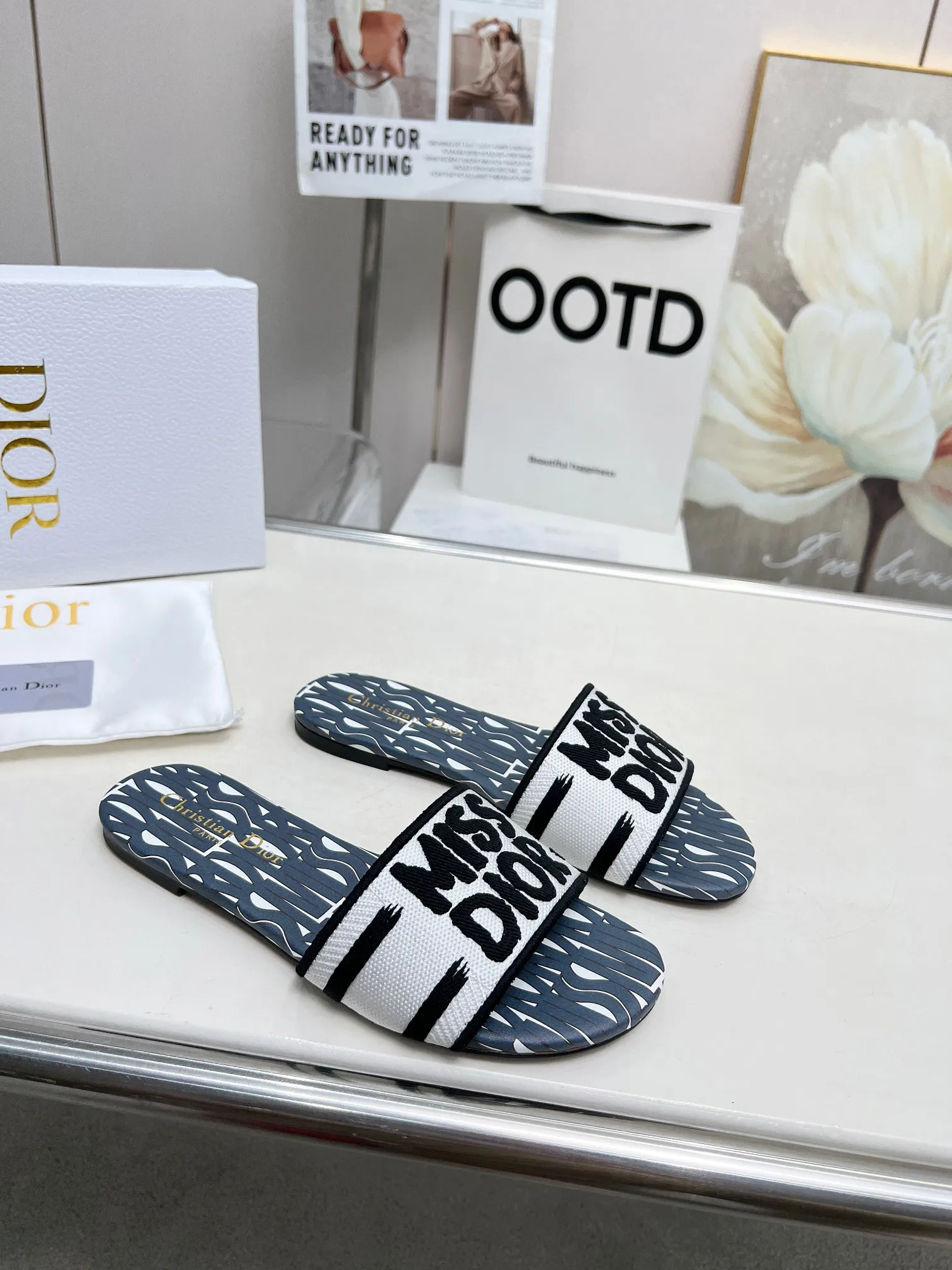 👟👟Ex-factory price 300👟👟 •Dior women's presbyopic embroidered leather-soled slippers Christian Dior has always been synonymous with magnificence and elegance, and has always been at the top of the fashion world👍 What is particularly worth mentioning is: the embroidered ✨ pattern on the sole, which reproduces one of the cherished symbols of Christian Dior✅More than a hundred colors to choose from ◽️️Upper: selected top-quality embroidered cotton ◽️Inner lining: imported sheepskin ◽Number 35-40 (41.42.43 customized)